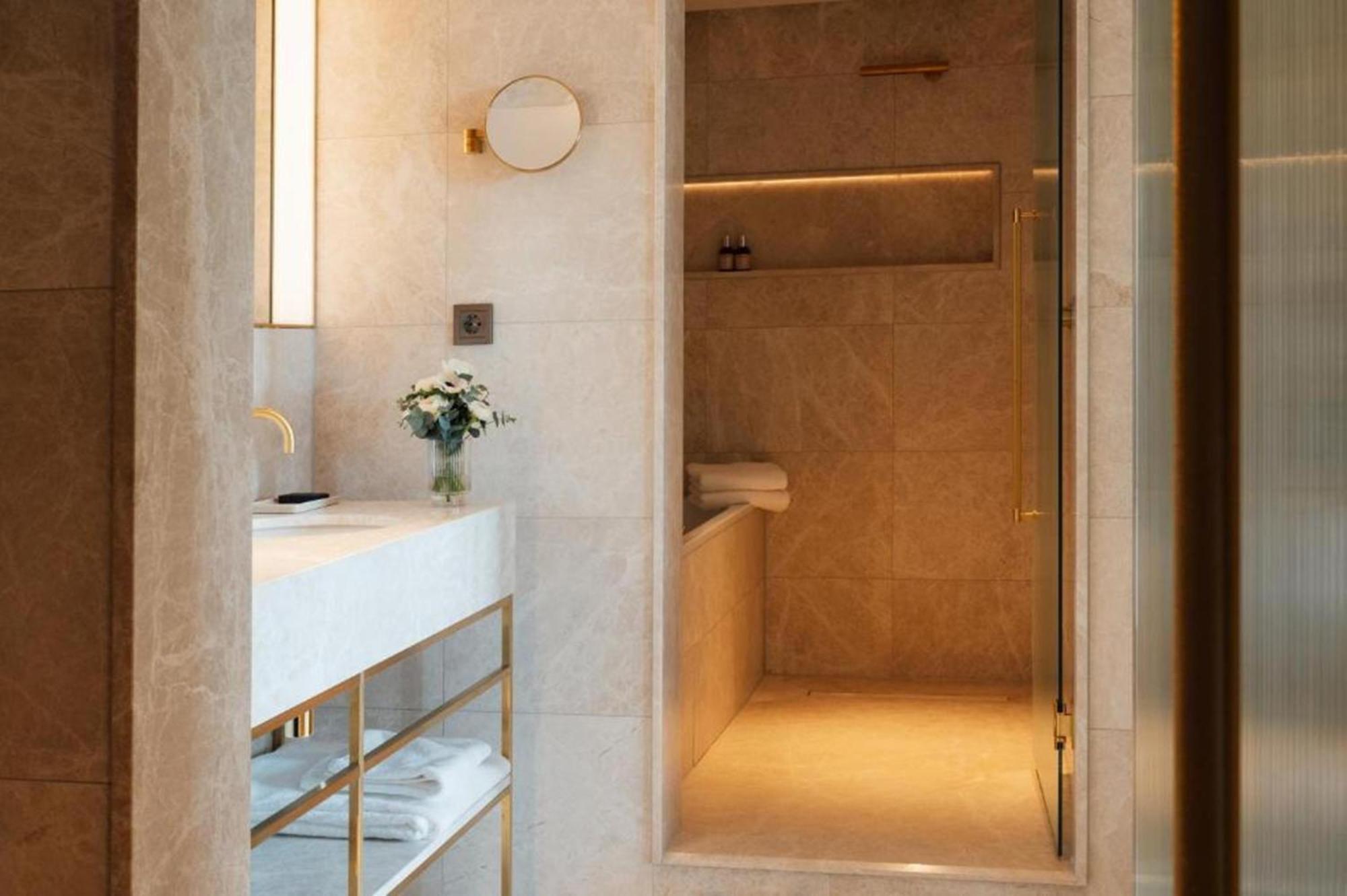 Almanac Palais Vienna Viena Exterior foto A shower cubicle